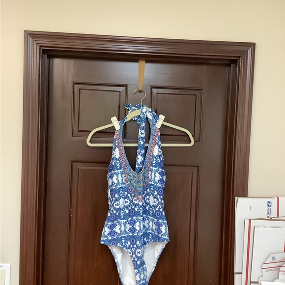 VENUS swim suit gently used size 8 Blanc V Neck style - Picture 6 of 6